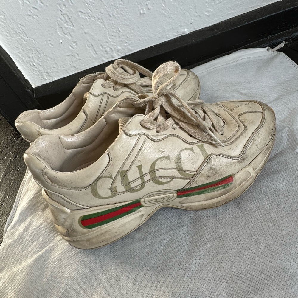 🎈 GUCCI rhyton logo leather sneakers 🎈